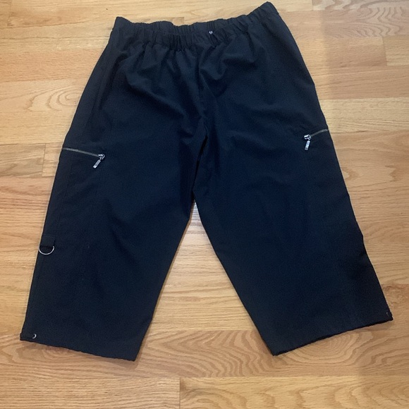 Chico’s zenergy by Chico’s Black elastic waist cargo capris pants Sz XL - Picture 3 of 8